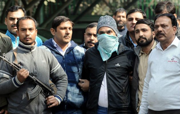 Agentes de policía indios escoltan a Abdul Subhan Qureshi. Foto: EFE 