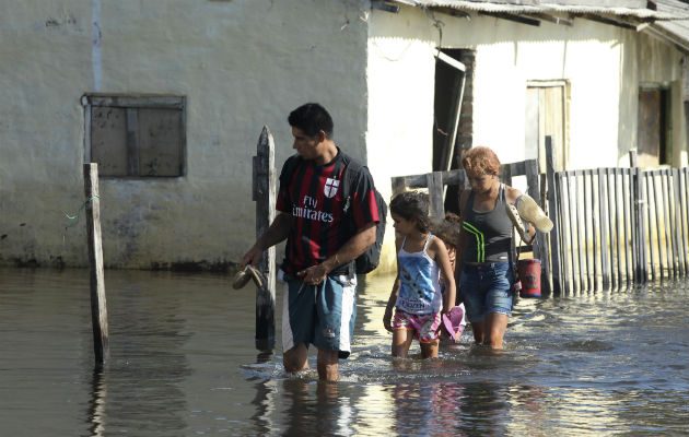En diciembre de 2015, las inundaciones en Asunción, asociadas al fenómeno climático de El Niño, obligaron a cerca de 100,000 personas a abandonar sus hogares. FOTO/EFE