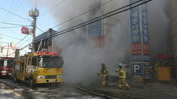 El incendio ocurrió en la sala de urgencias en el primer piso.
