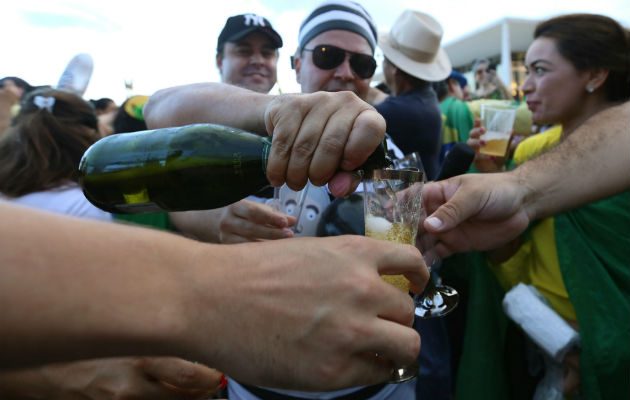 Detractores del expresidente brasileño Luiz Inácio Lula da Silva celebran la decisión. Foto: EFE 