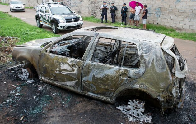 un coche abandonado y quemado por los supuestos culpables de realizar un ataque a balazos. FOTO/EFE