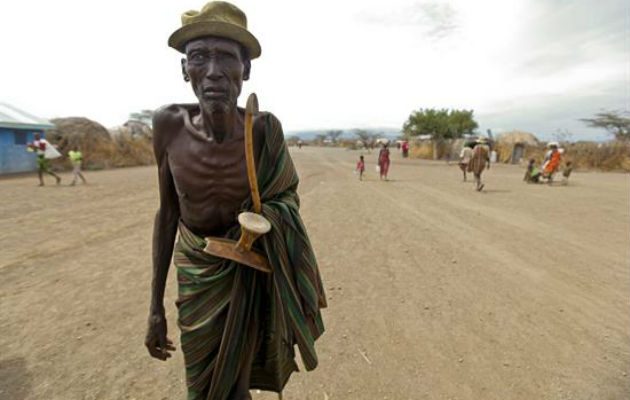 Un anciano de la etnia Turkana con problemas de malnutrición. Foto: EFE 