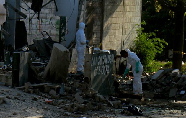 Peritos inspeccionan el área del atentado en Barranquilla. EFE.