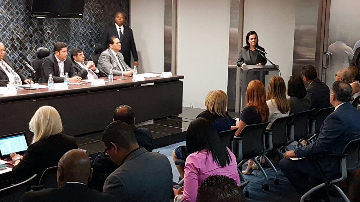 La vicepresidenta se presentó en la Comisión de Credenciales para apoyar a Moore y a Tovar. Foto/Cortesía 