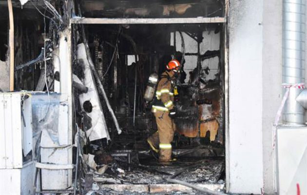 Los bomberos trabajando en el incendio. Foto: EFE 