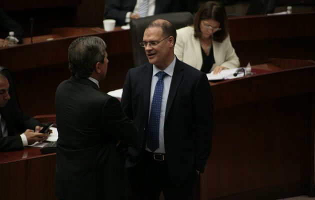 El diputado del PRD, Pedro Miguel González (derecha) conversando con su colega panameñista, José Luis Varela. Foto/Víctor Arosemena