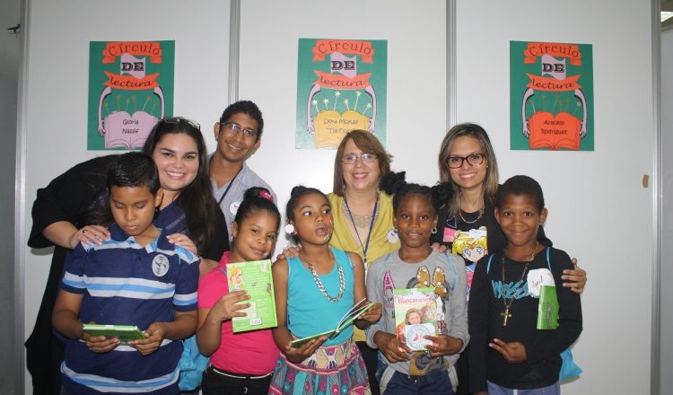 Les enseñan que la educación y la lectura  son caminos hacia un futuro mejor. Felices con sus libros. Cortesía.