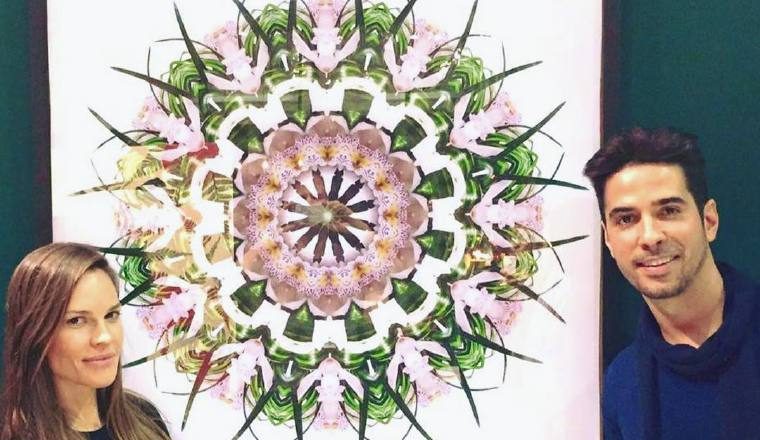 Junto a la actriz estadounidense Hilary Swank. /Foto Cortesía