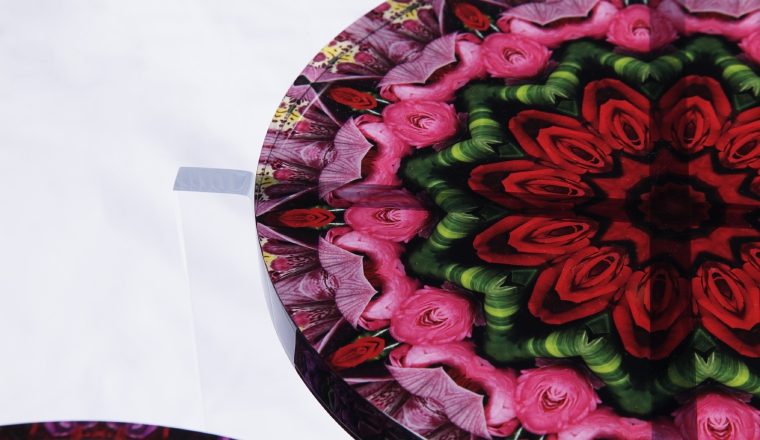 Mesita de acrílico con sus fotografías impresas. /Foto Cortesía