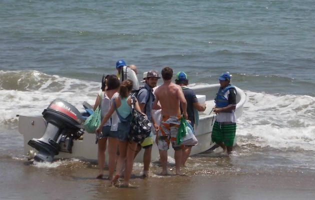 Turistas en la playa. Foto: Zenaida Vásquez. 