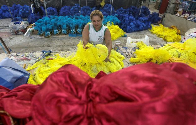 Preparan el vestuario de las diferentes escuelas de Samba. FOTO/EFE