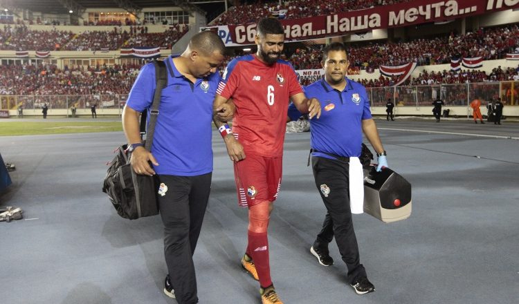Gabriel "Gavilán" Gómez (c.) no terminó el último partido de la eliminatoria por una lesión en la rodilla derecha. /Foto Anayansi Gamez