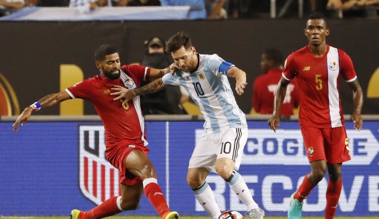 Gabriel "Gavilán" Gómez (izq.) estuvo en la selección que participó en la Copa América Centenario. /Foto EFE