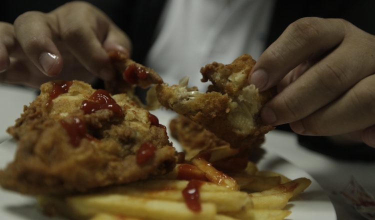 Comida alta en grasa y en sal, detonante de enfermedades crónicas y mortandad. /Foto Archivo