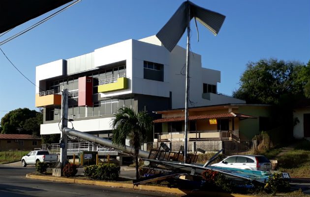 Cayó sobre los cuatro paños de la vía. Foto: Thays Domínguez.