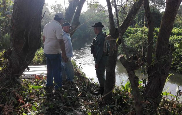 Autoridades vigilan el río Caimito, donde los cisternas se abastecerán de agua para los culecos. Foto/Eric Montenegro