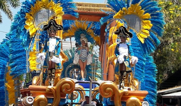 La reina de Calle Abajo, Rita Cristal, presentó ayer Domingo de Carnaval una alegoría sobre piratas. /Foto Zenaida Vásquez