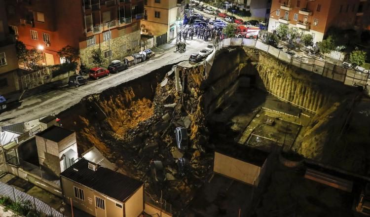 Varios vehículos cayeron en una grieta en el barrio de Balduina. EFE