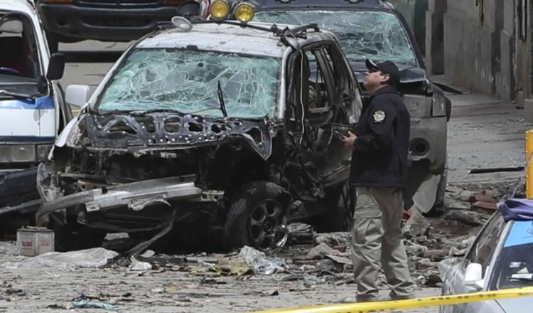 La explosión abrió un agujero en el piso y dañó varios vehículos. EFE