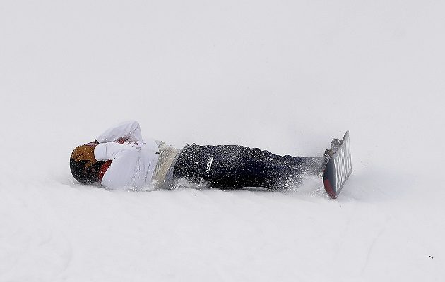 El fuerte viento afectó al deportista, que tuvo que ser socorrido por los servicios de emergencia.