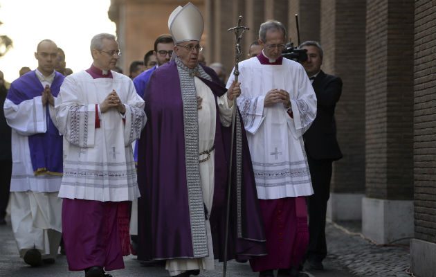 El papa Francisco llamó a los fieles a la reflexión y a reencontrarse con Dios. FOTO/AP