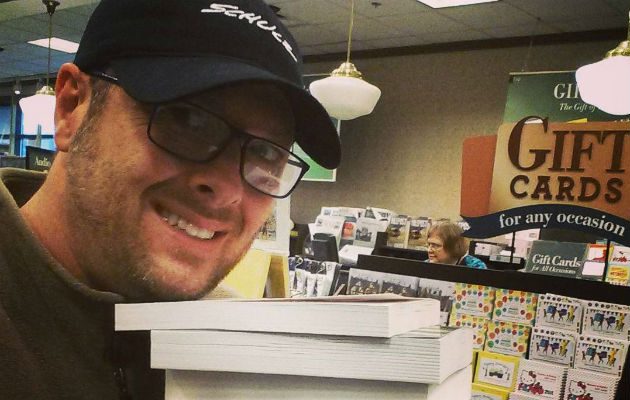 Jay Asher, autor de la novela que inspiró la serie ’13 Reasons Why’. Foto: Instagram 