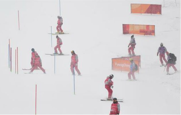 Trabajadores intentan preparar una pista de esquí, en medio de fuertes ráfagas de viento. Foto: EFE 