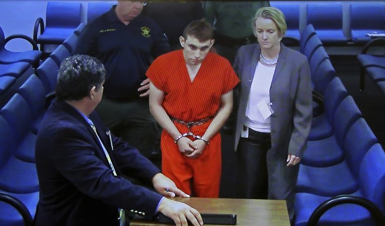 El acusado Nikolas Cruz, se presenta en la corte junto a la defensora pública Melisa McNeille. AP