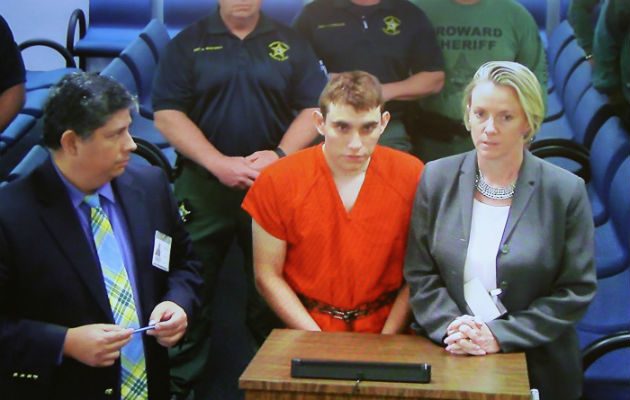 Nikolas Cruz,estuvo en la corte junto a su abogada de oficio y enfrenta 17 cargos criminales por la matanza. FOTO/EFE