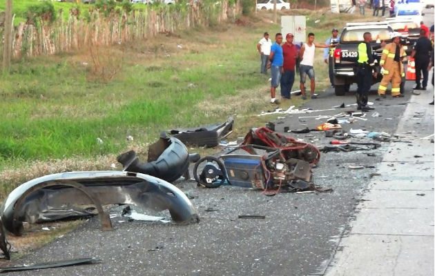Restos de los vehículos esparcidos en la vía. Foto: Elena Valdez. 