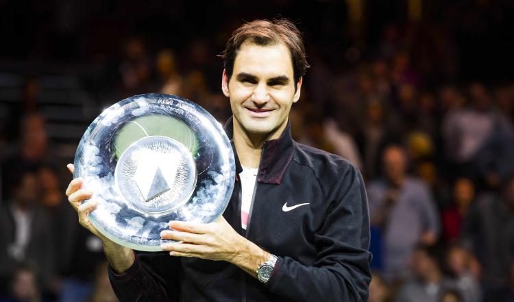 Roger Federer con el trofeo en Rotterdam. /Foto AP