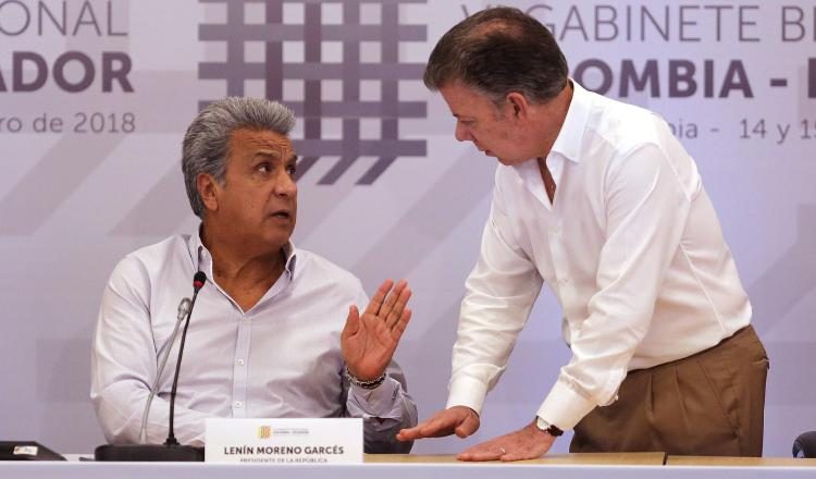 El presidente de Colombia, Juan Manuel Santos (d), escucha al presidente ecuatoriano, Lenín Moreno. EFE