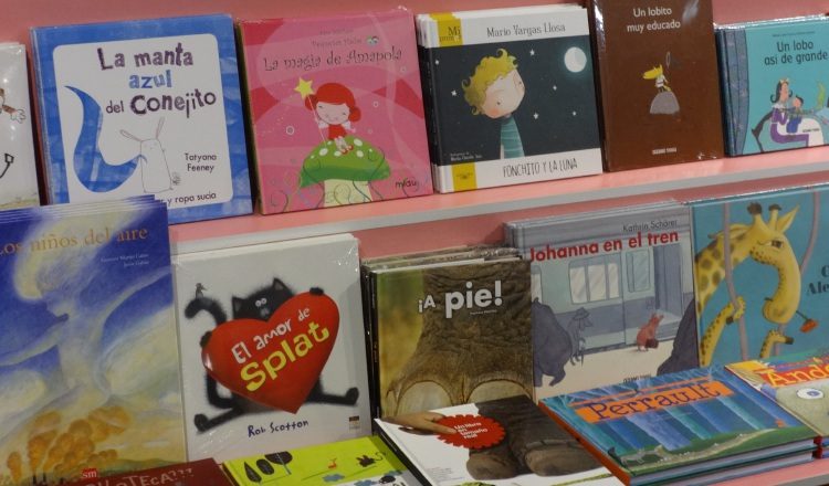 Cientos de libros esperan por ojos ávidos en Panamá Viejo. Los niños se divertirán en grande. /Foto Rosalina Orocú Mojica