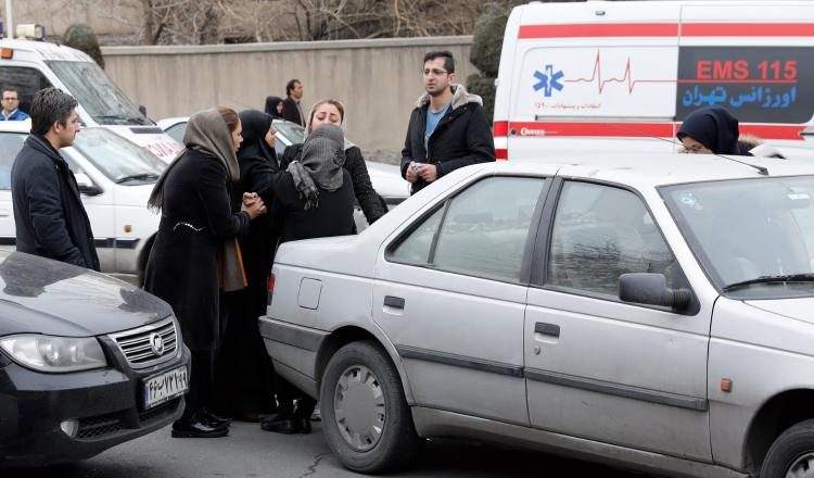 Los familiares siguen esperando noticias sobre el accidente. AP