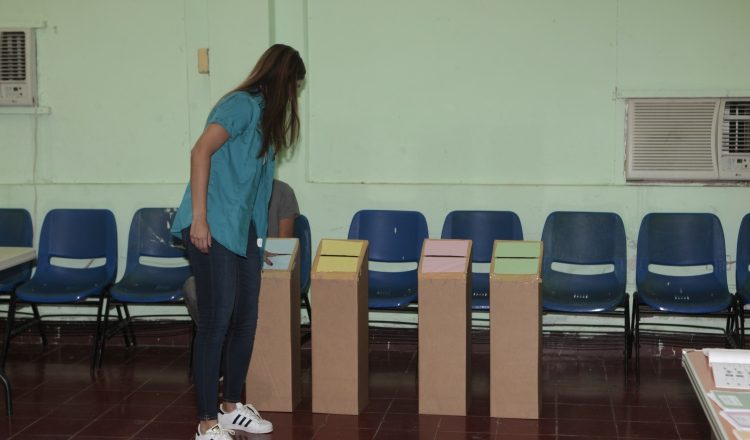 537 mil 990 jóvenes entre las edades de 18 y 25 años están habilitados para votar en las próximas elecciones. /Foto Víctor Arosemena  
