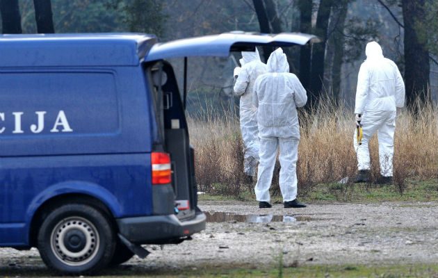 Policías forenses buscan evidencias. Foto: EFE