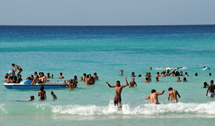 Mi Ambiente, Policía Nacional, Servicio Nacional Aeronaval y el Servicio Nacional de Fronteras realizaron búsquedas en áreas de la playa.