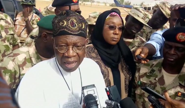 Lai Muhammed, ministro nigeriano, habla sobre el rapto. AP