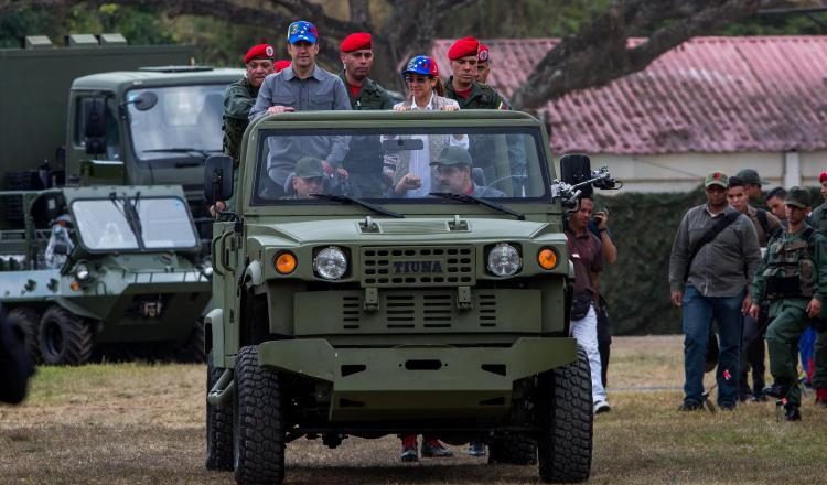 El mandatario conduce un vehículo militar. EFE