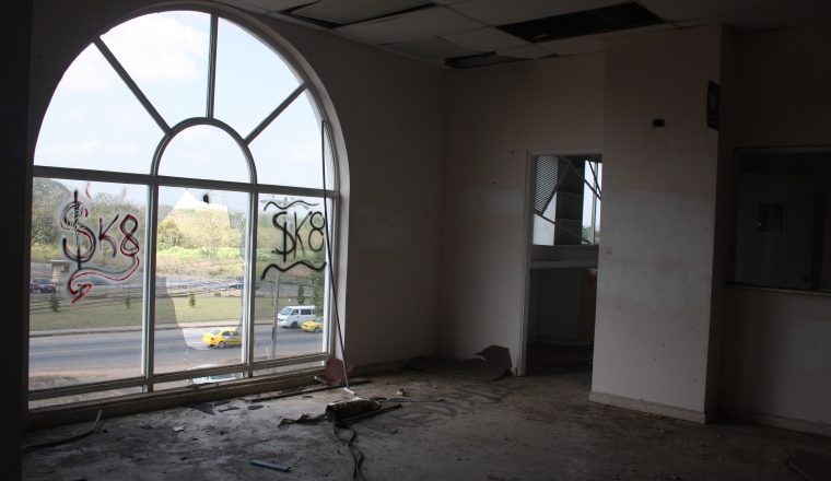 Las vidrieras han sido pintadas con grafitos.