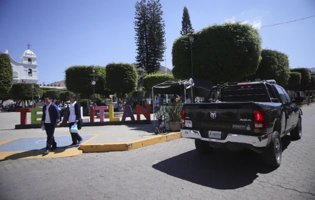 Policías de la Fuerza Única Regional (FUR) patrullan las calles  en el municipio Tecalitlán. FOTO/EFE