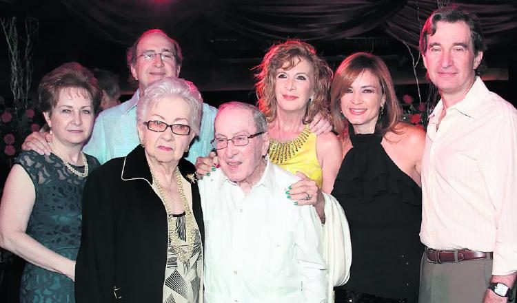 Tony Fergo acompañado de familiares cuando cumplió sus 90 años. /Foto Archivo