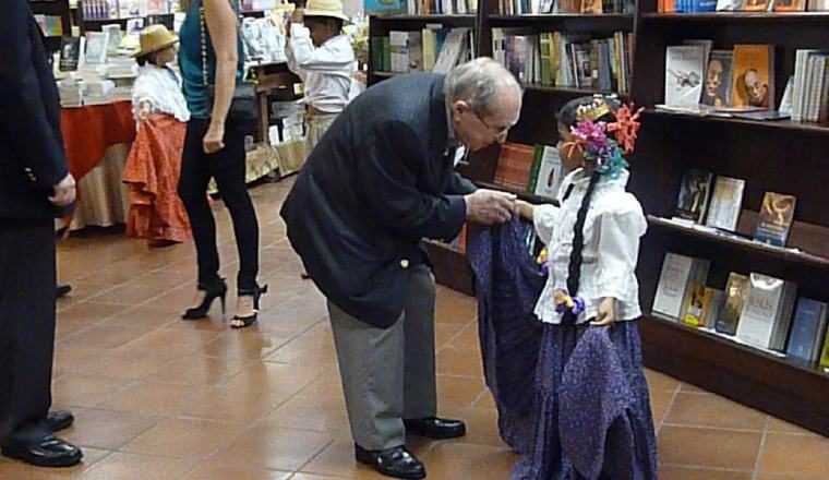 Saluda a una niña del Teatro Tía Dora. /Foto Archivo