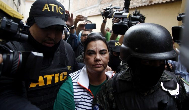 Escoltan a la ex primera dama Rosa Elena Bonilla. AP