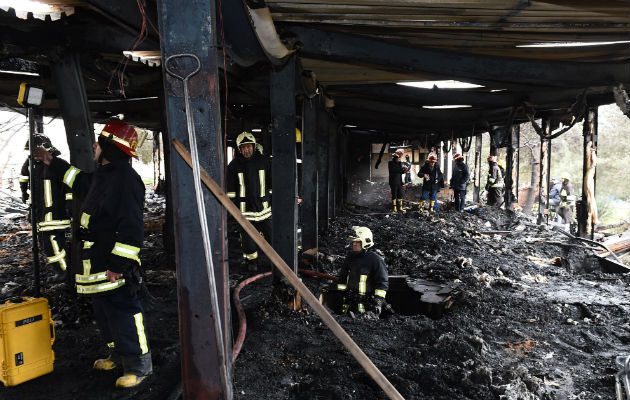 Un equipo de bomberos inspeccionan el escenario. Foto: EFE 