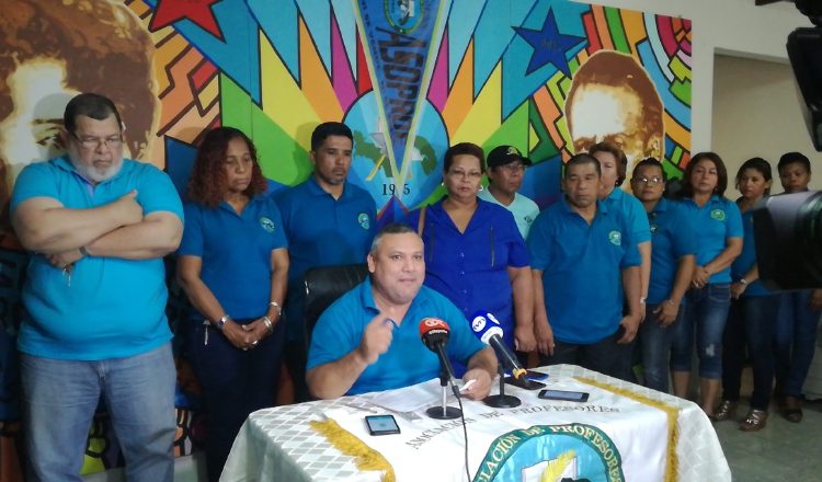 La Asociación de Profesores se reunió ayer para desmentir el discurso del Gobierno. /Foto Yaissel Urieta Moreno