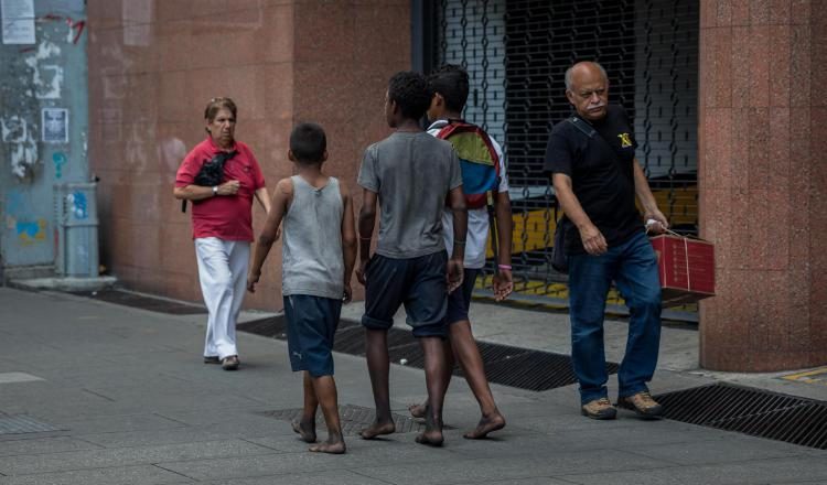 Un grupo de niños camina por las calles de Caracas o en casas de asistencia. EFE