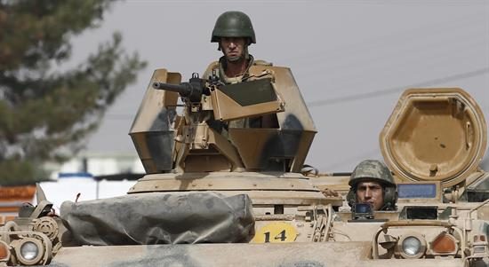 Un tanque traslada a varios soldados turcos. Foto: EFE 