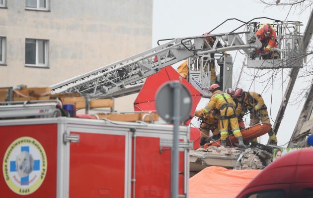Miembros del equipo de emergencias realizan labores de rescate. Foto: EFE 