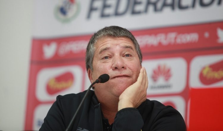 Hernán "Bolillo" Gómez  prepara a la selección de Panamá para ir a aprender al Mundial de Rusia. /Foto Anayansi Gamez